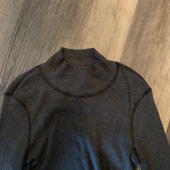 James Perse‎ ribbed light mock neck top. Maybe worn once. Retail 129 - Picture 3 of 4